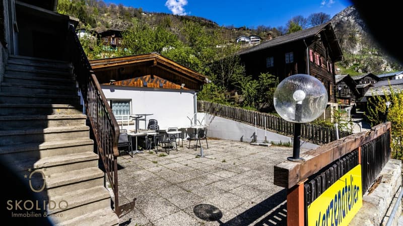 Magasin de village, grand restaurant avec terrasse, appartement en duplex, garages et terrain à bâtir au coeur de Mund (17)
