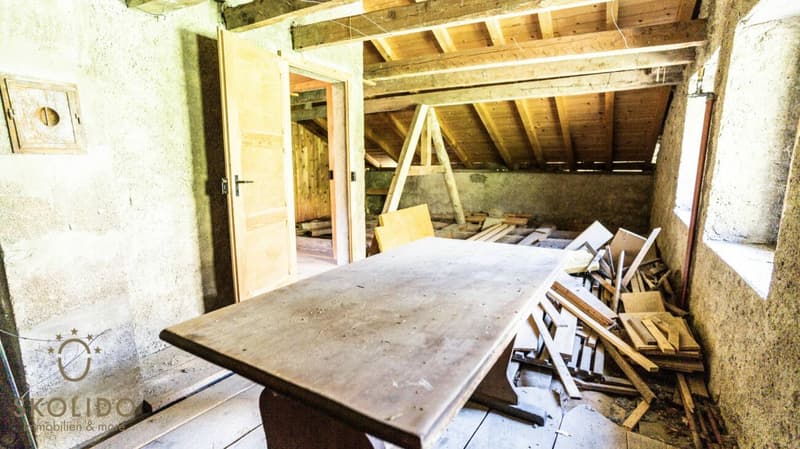 Magasin de village, grand restaurant avec terrasse, appartement en duplex, garages et terrain à bâtir au coeur de Mund (37)