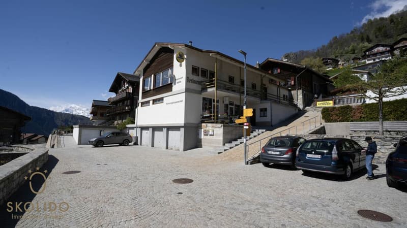 Magasin de village, grand restaurant avec terrasse, appartement en duplex, garages et terrain à bâtir au coeur de Mund (42)