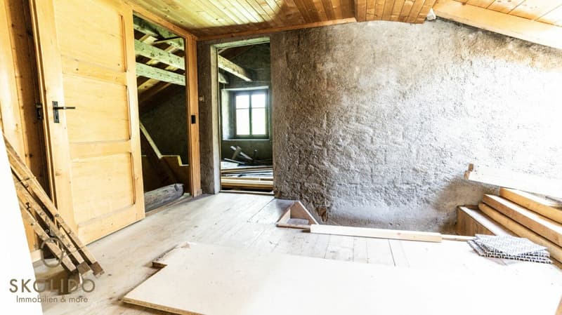 Magasin de village, grand restaurant avec terrasse, appartement en duplex, garages et terrain à bâtir au coeur de Mund (38)