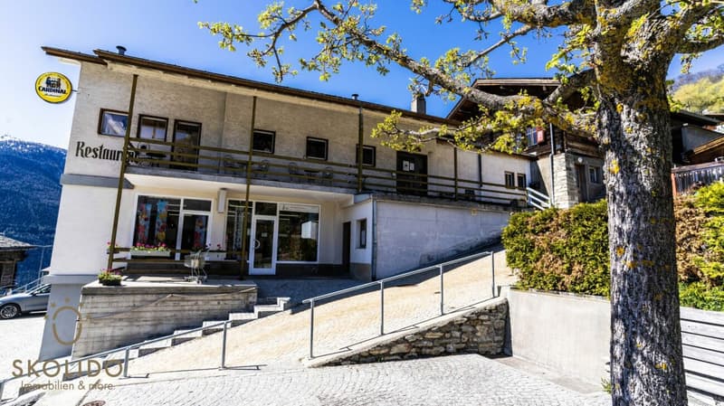 Magasin de village, grand restaurant avec terrasse, appartement en duplex, garages et terrain à bâtir au coeur de Mund (46)