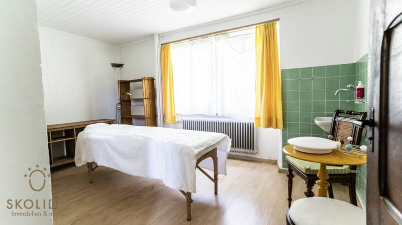 Magasin de village, grand restaurant avec terrasse, appartement en duplex, garages et terrain à bâtir au coeur de Mund (34)
