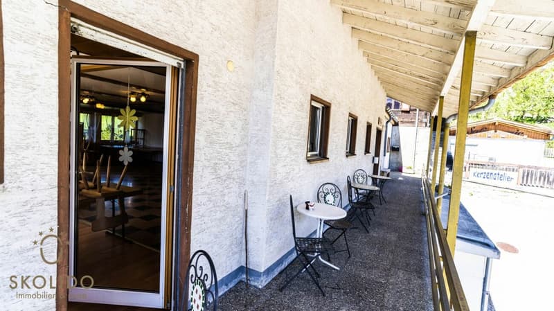 Magasin de village, grand restaurant avec terrasse, appartement en duplex, garages et terrain à bâtir au coeur de Mund (15)