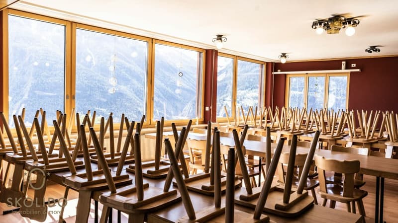 Magasin de village, grand restaurant avec terrasse, appartement en duplex, garages et terrain à bâtir au coeur de Mund (9)