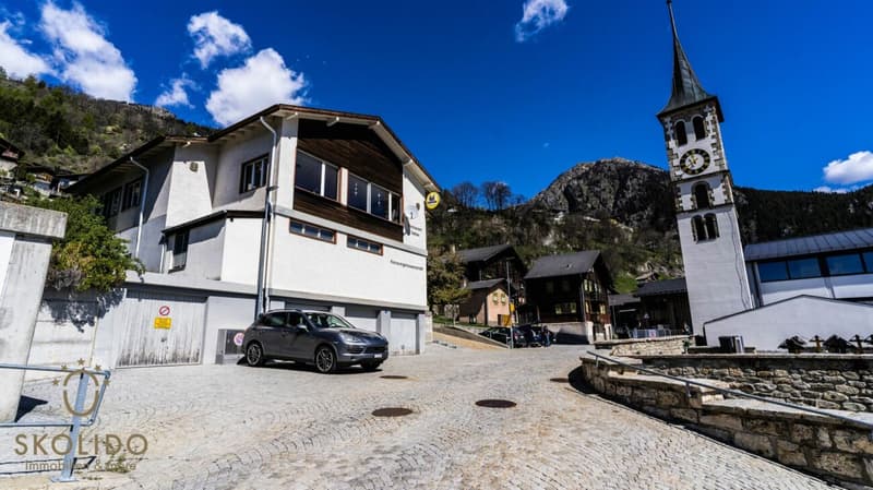 Magasin de village, grand restaurant avec terrasse, appartement en duplex, garages et terrain à bâtir au coeur de Mund (43)