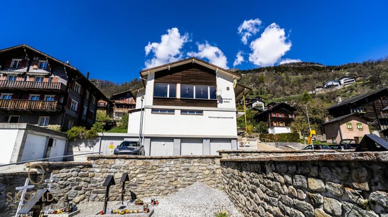 Magasin de village, grand restaurant avec terrasse, appartement en duplex, garages et terrain à bâtir au coeur de Mund (45)