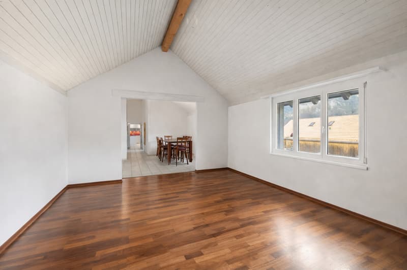 Grosszügiges Schlafzimmer und Eingangsbereich