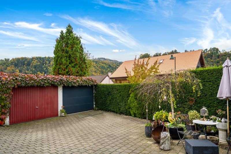 Garage (rechts) mit elektrischem Tor