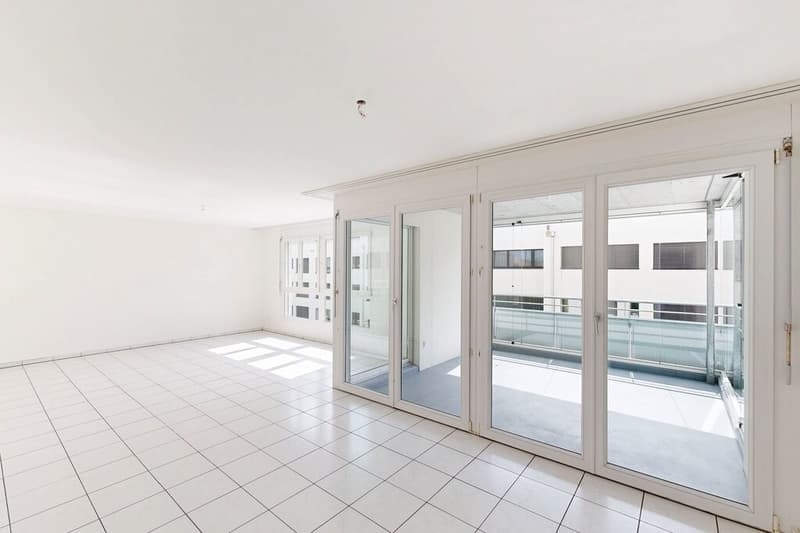 Grosses Wohnzimmer mit Zugang Loggia
