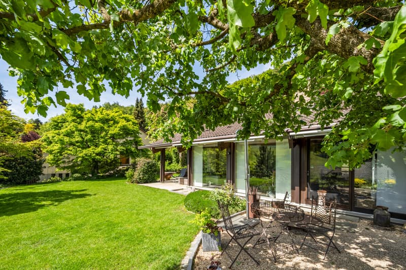 Privater Gartenbereich mit Dusche