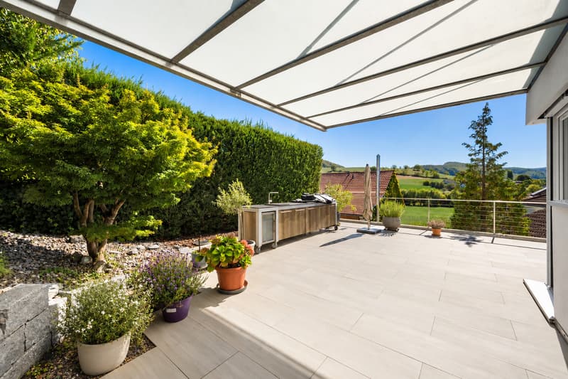 Terrasse mit Outdoor-Küche