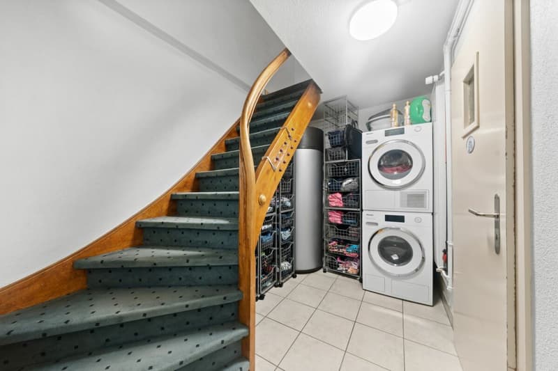 Im Vorraum finden ein 400l- Wärmepumpenboiler, eine moderne 9kg-Waschmaschine und ein grosser Wäschetrockner Platz.