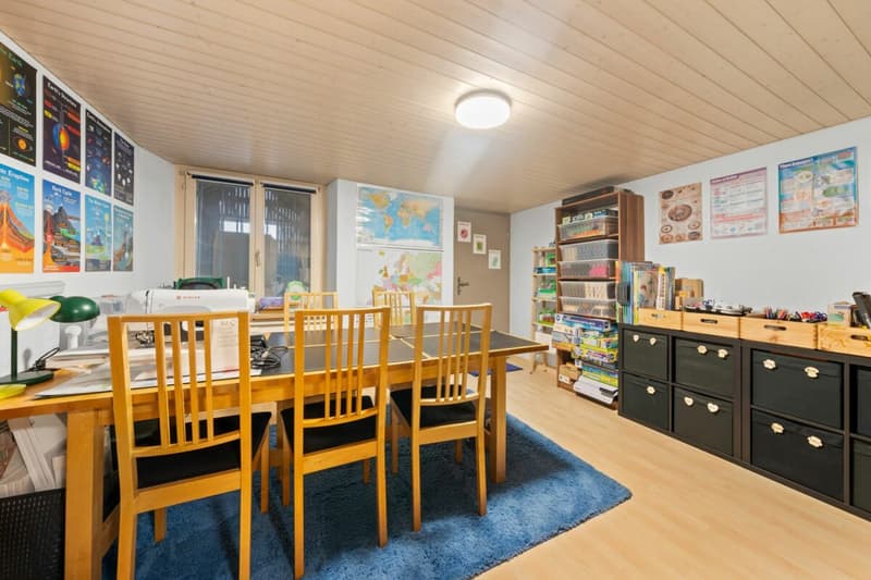 Ein Zimmer verfügt über eine separate Eingangstür von aussen. Somit sind den Ideen keine Grenzen gesetzt. Ob als Praxis, Büro, Atelier oder einfach als Schlafzimmer sind die 14m2 vielseitig nutzbar.