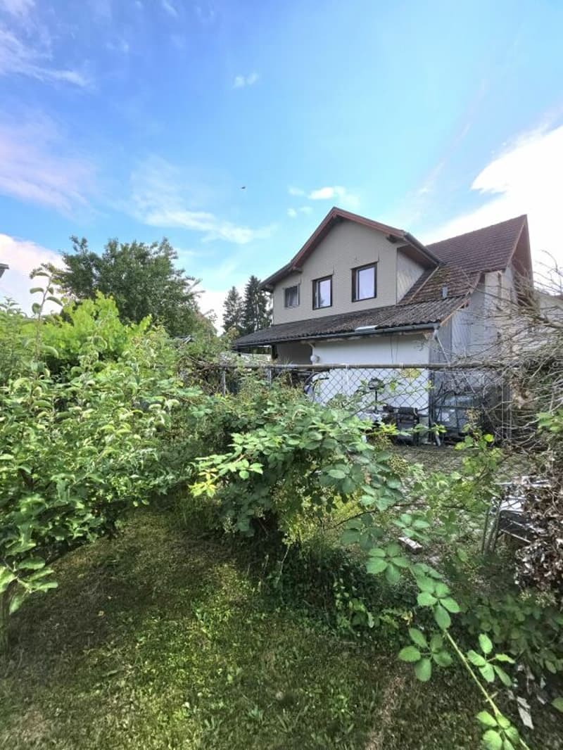Casa unifamiliare indipendente con un appartamento per piano e terreno edificabile (15)