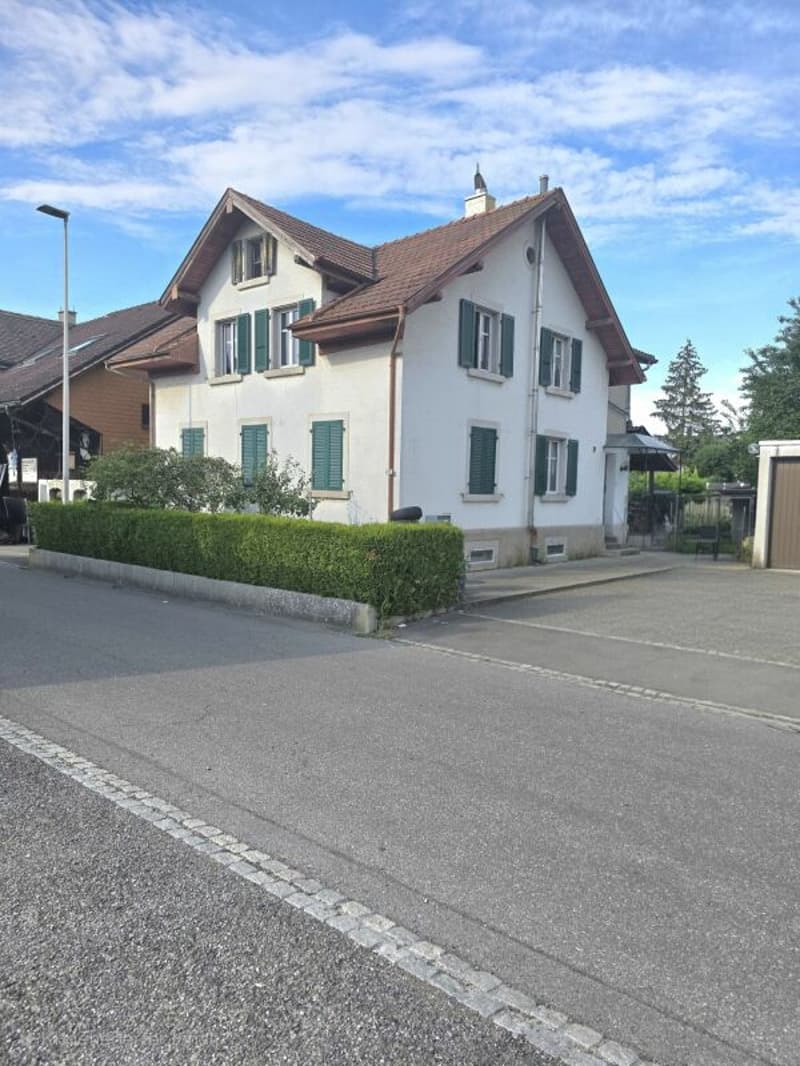 Casa unifamiliare indipendente con un appartamento per piano e terreno edificabile (2)