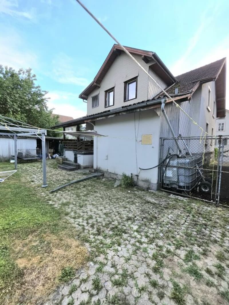 Casa unifamiliare indipendente con un appartamento per piano e terreno edificabile (16)