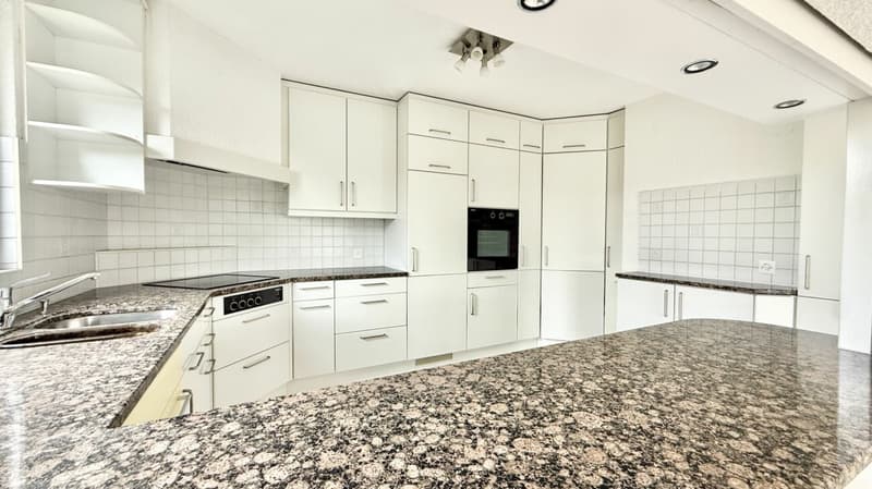 Attractive, spacious and bright 4.5 room apartment in the heart of Aegerten (3)