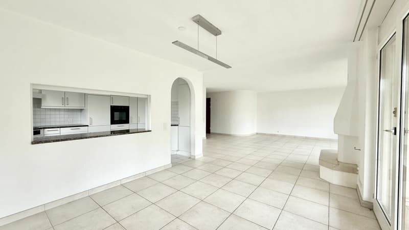 Attractive, spacious and bright 4.5 room apartment in the heart of Aegerten (5)