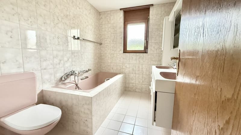 Attractive, spacious and bright 4.5 room apartment in the heart of Aegerten (8)