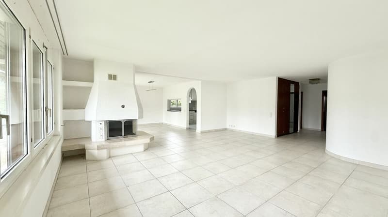 Attractive, spacious and bright 4.5 room apartment in the heart of Aegerten (2)