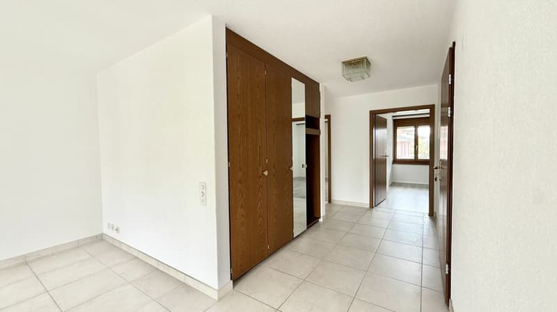 Attractive, spacious and bright 4.5 room apartment in the heart of Aegerten (10)