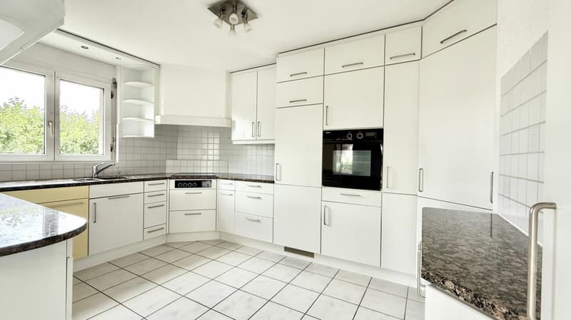 Attractive, spacious and bright 4.5 room apartment in the heart of Aegerten (4)