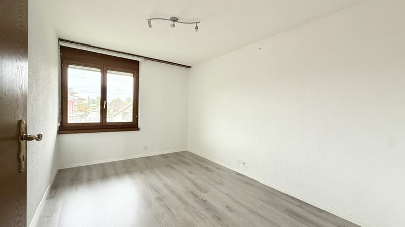 Attractive, spacious and bright 4.5 room apartment in the heart of Aegerten (6)