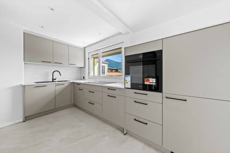 Fully renovated 4.5-room attic apartment with large terrace and panoramic view! (5)