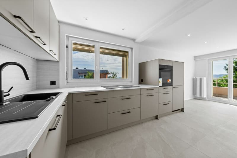 Fully renovated 4.5-room attic apartment with large terrace and panoramic view! (2)