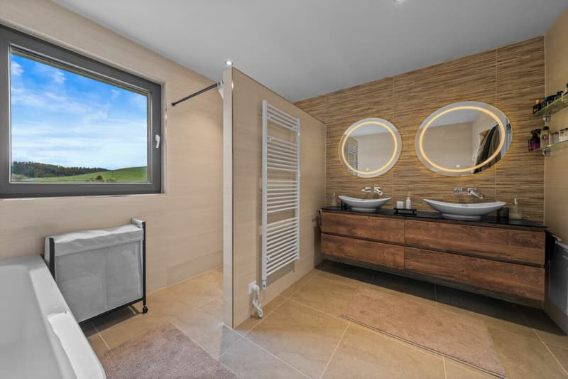 Luxuriöses 7.5 Zimmer Einfamilienhaus mit viel Platz (17)