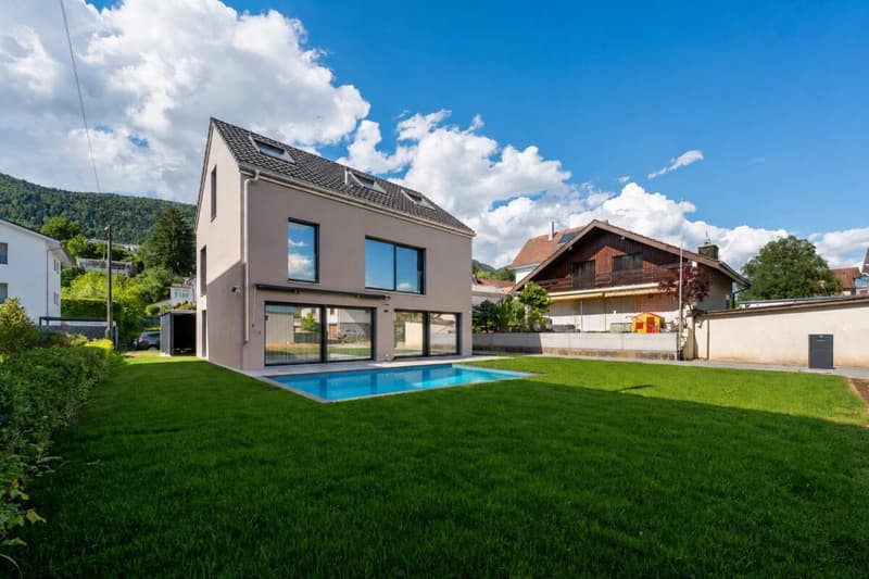 Exklusives Einfamilienhaus mit Pool, Smarthome und luxuriöser Ausstattung (2)