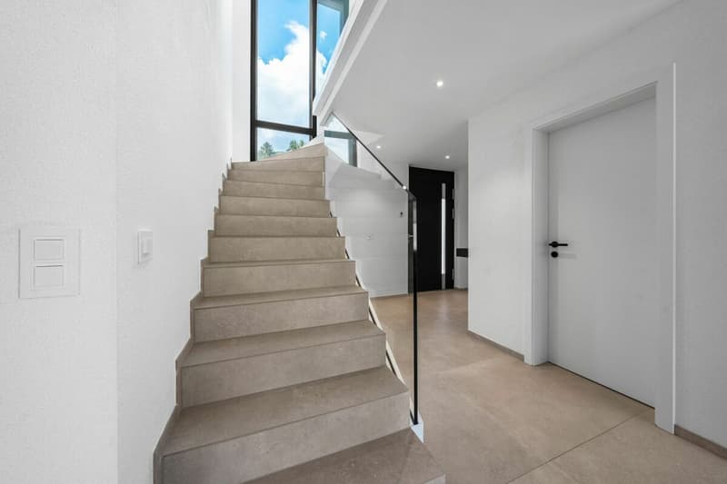 Exklusives Einfamilienhaus mit Pool, Smarthome und luxuriöser Ausstattung (8)
