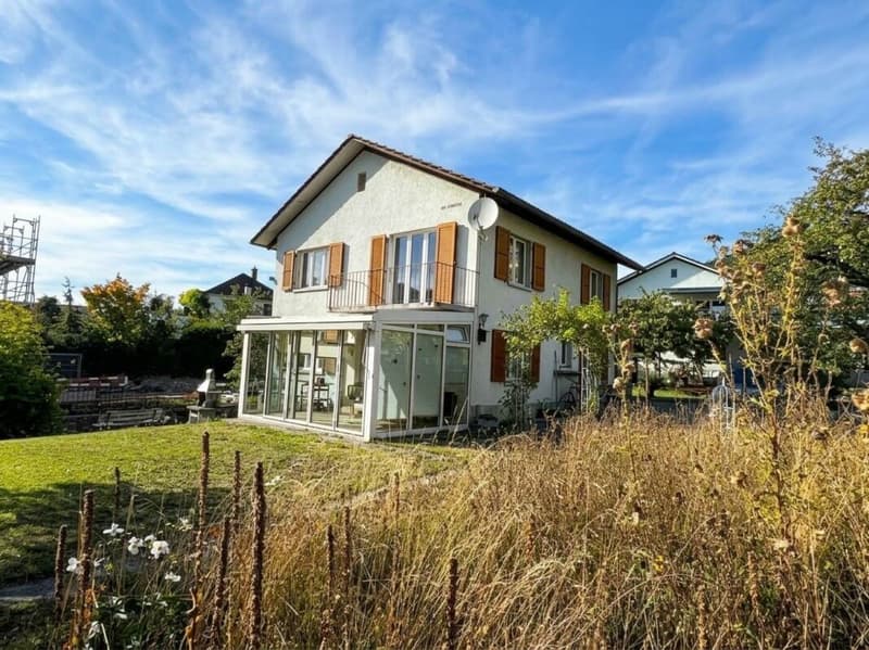 Charmantes Einfamilienhaus am Bach mit Wintergarten und Garage (2)