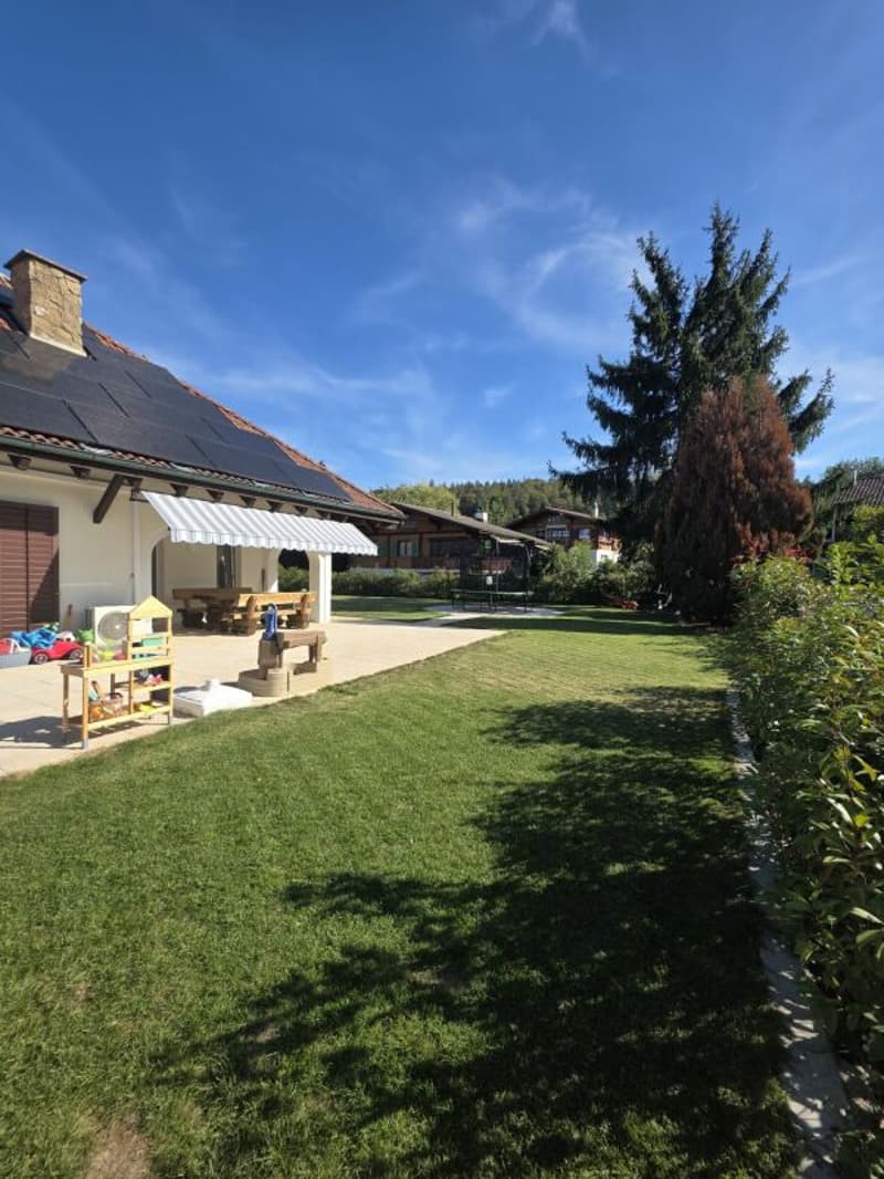 Wunderschönes, grosses 8.5 Zimmer EFH an Privatstrasse, mit grossem Garten (16)