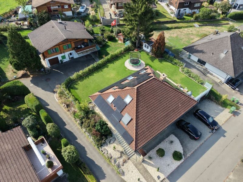 Wunderschönes, grosses 8.5 Zimmer EFH an Privatstrasse, mit grossem Garten (2)