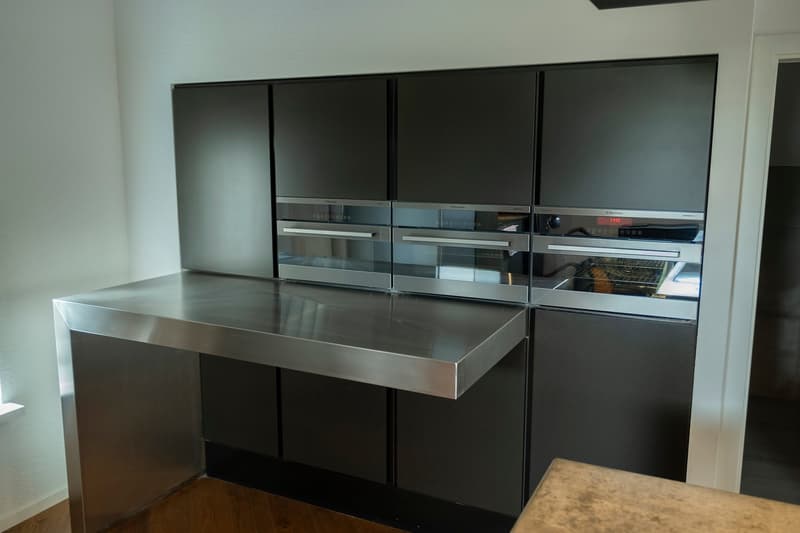 High-End Küche mit ausziehbarer Bar