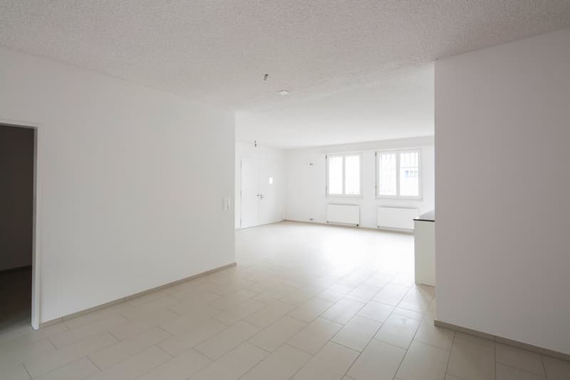 Offenes Schlafzimmer mit Zugang zum Wohn-/Esszimmer