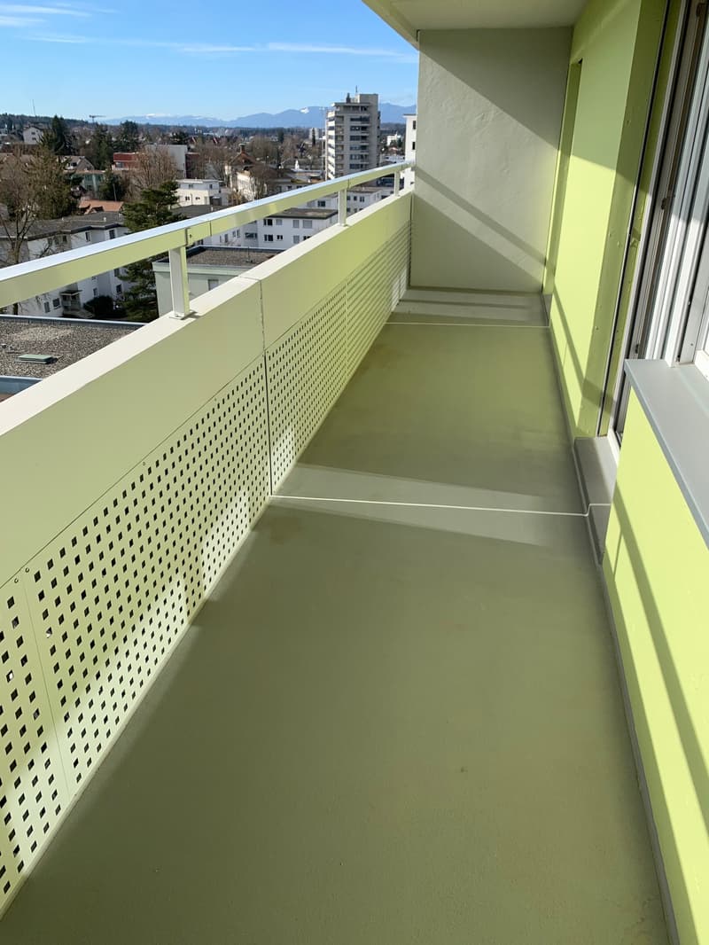 Grosser Balkon bei Wohnzimmer