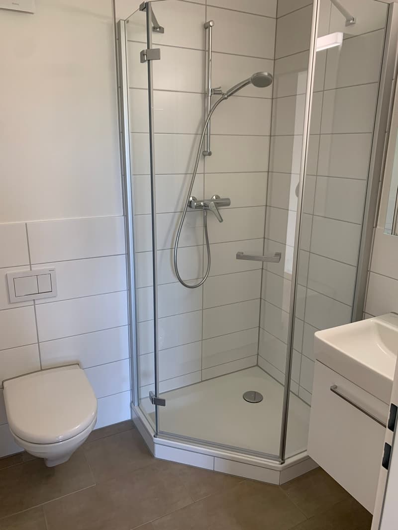 Badezimmer mit Duschkabine