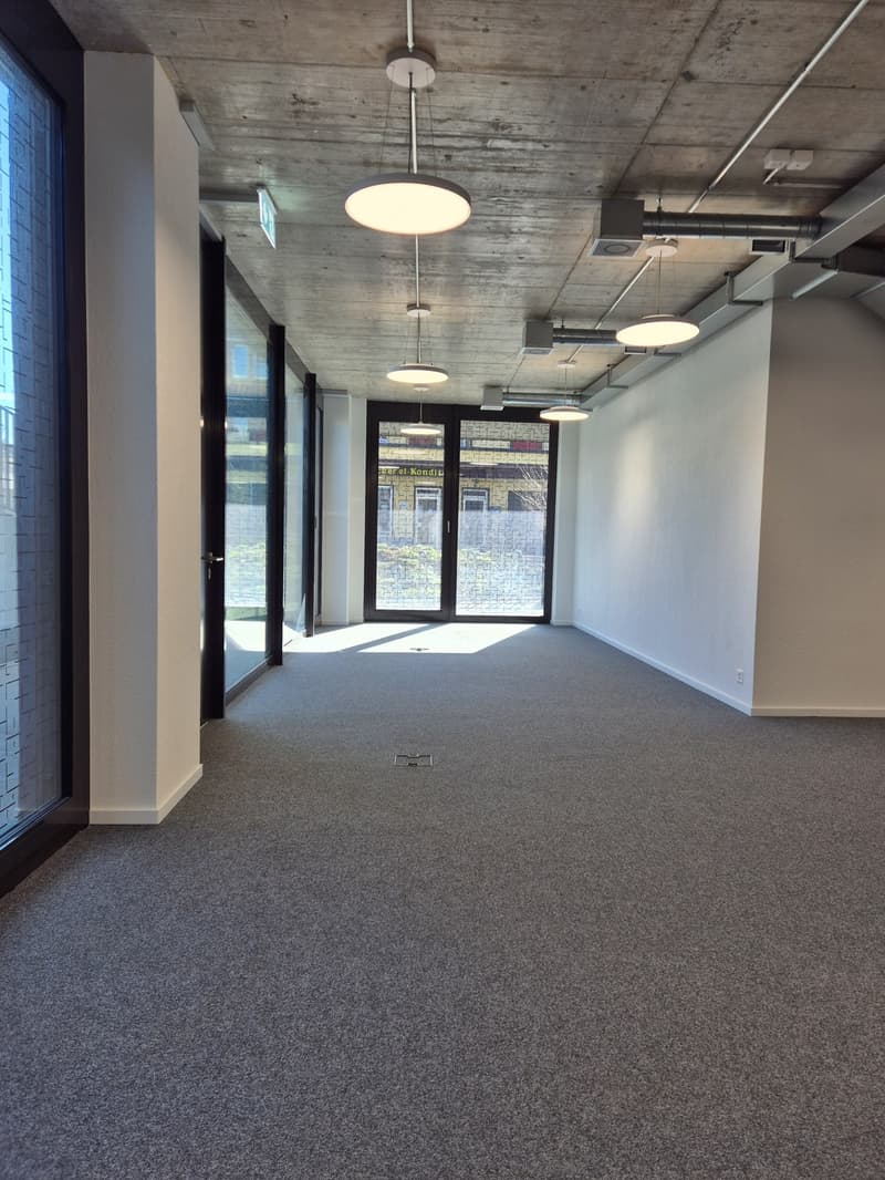 Attractive commercial space directly at Munichstein train station (3)