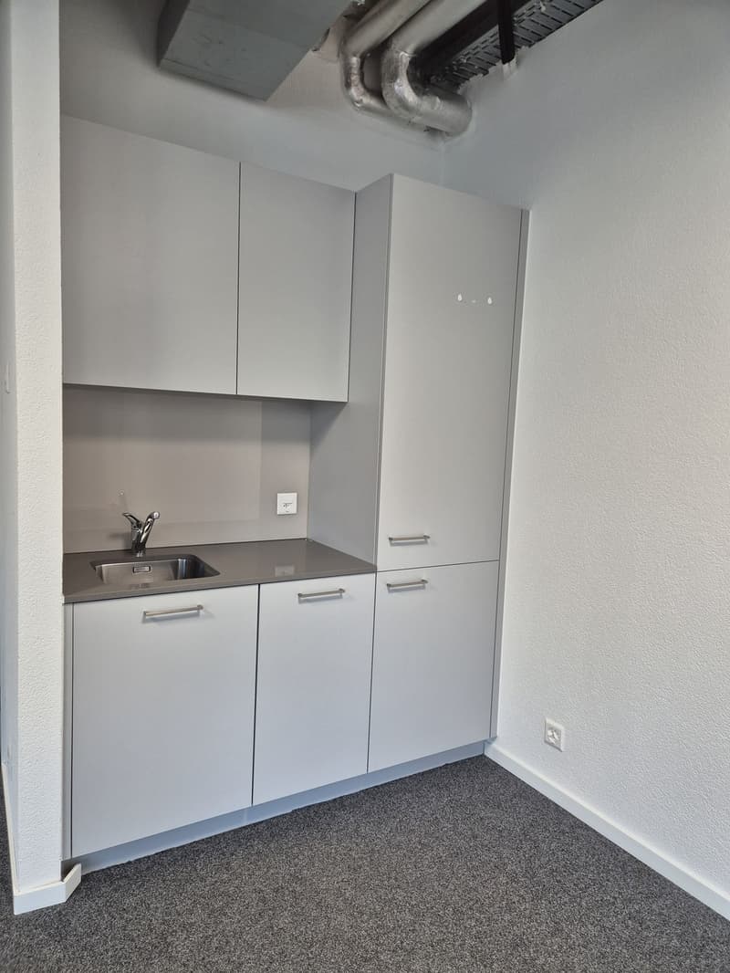 Attractive commercial space directly at Munichstein train station (2)