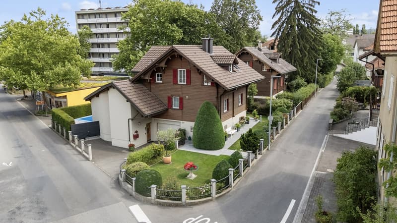 Einfamilienhaus mit Pool und Garage (1)