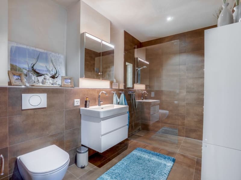 SPACIOUS UPPER FLOOR APARTMENT (4)