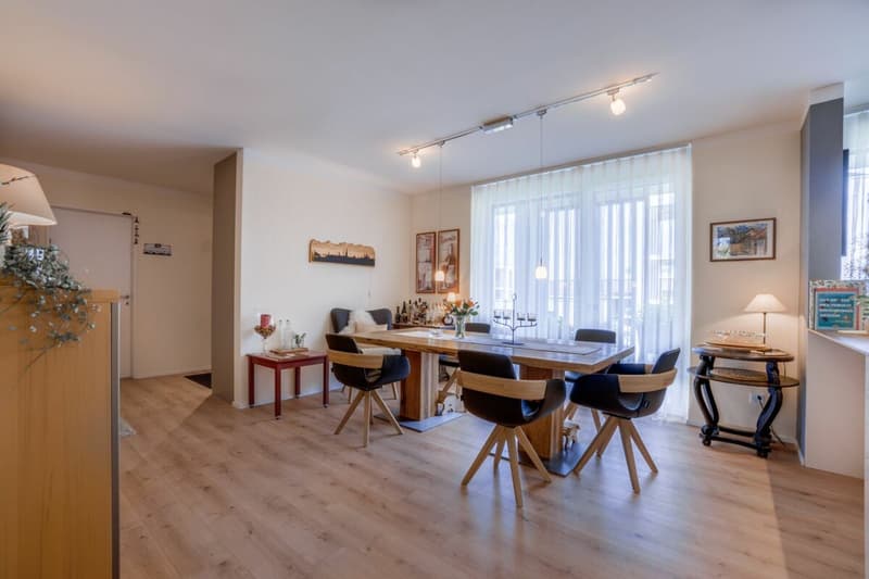 SPACIOUS UPPER FLOOR APARTMENT (3)