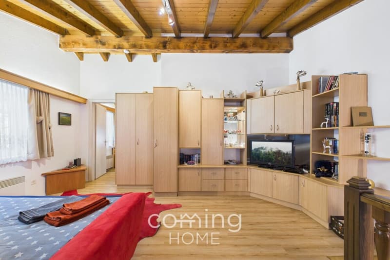 Maison 3 pièces bien entretenue à Eisten, avec balcon, vue sur les montagnes et grand terrain - emplacement ensoleillé à flanc de colline (7)