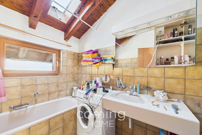 Well-maintained 5.5-room chalet in Mund with two fireplaces, a garden, and mountain views?sunny location, four building lots in zone W2 (10)