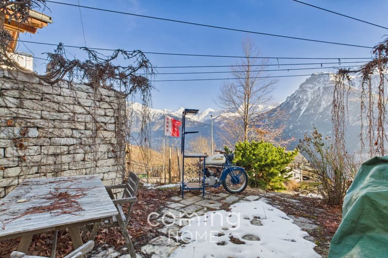 Well-maintained 5.5-room chalet in Mund with two fireplaces, a garden, and mountain views?sunny location, four building lots in zone W2 (13)
