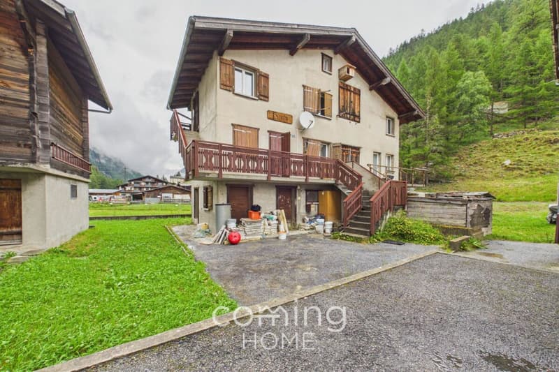 Half of a house with three residential units in Saas-Balen (1)