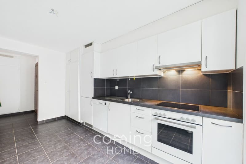 Sonnige 3.5-Zimmerwohnung mit Balkon und Bergsicht in ruhiger Lage (3)