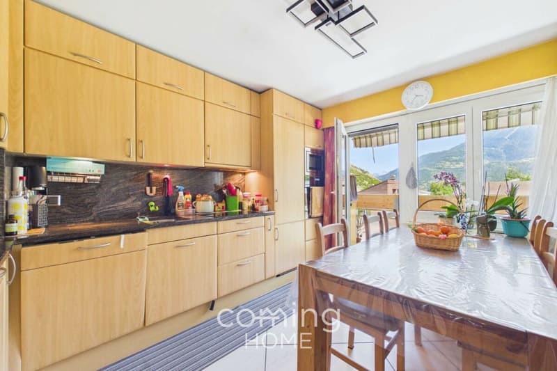 Balkon, Bergpanorama und viel Platz - familienfreundliche 4.5-Zimmer-Wohnung in Susten (3)
